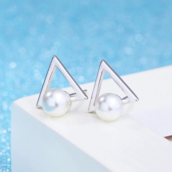 NEW!๐๐๐AWESOME & ADORABLE๐PEARL TRIANGLE STUDS - Picture 5 of 8